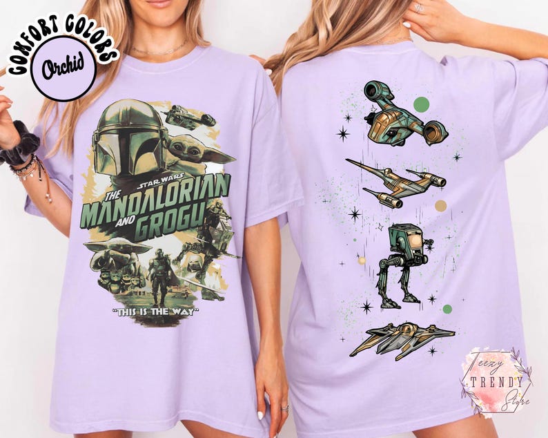 K&ouml;nnte beinhalten: Ein orchideenfarbenes T-Shirt mit einer Star Wars-Grafik auf der Vorderseite, die den Mandalorianer, Grogu sowie den Text "The Mandalorian and Grogu" und "This is the way" zeigt. Die R&uuml;ckseite zeigt vier Star Wars-Fahrzeuge untereinander.