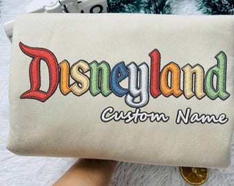 Disneyland Broderad Anpassad Namn 2026 Tröja, Pastell Disney BroderadTröja, Söt Disneyland Rundkrage, Disneyresa, Broderad Gåva