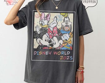 ヴィンテージ ミッキーと仲間たちのポラロイド シャツ、ディズニーワールド 2025 シャツ、ディズニー ファミリー シャツ、レトロ ウォルト ディズニー シャツ、ディズニー トリップ シャツ