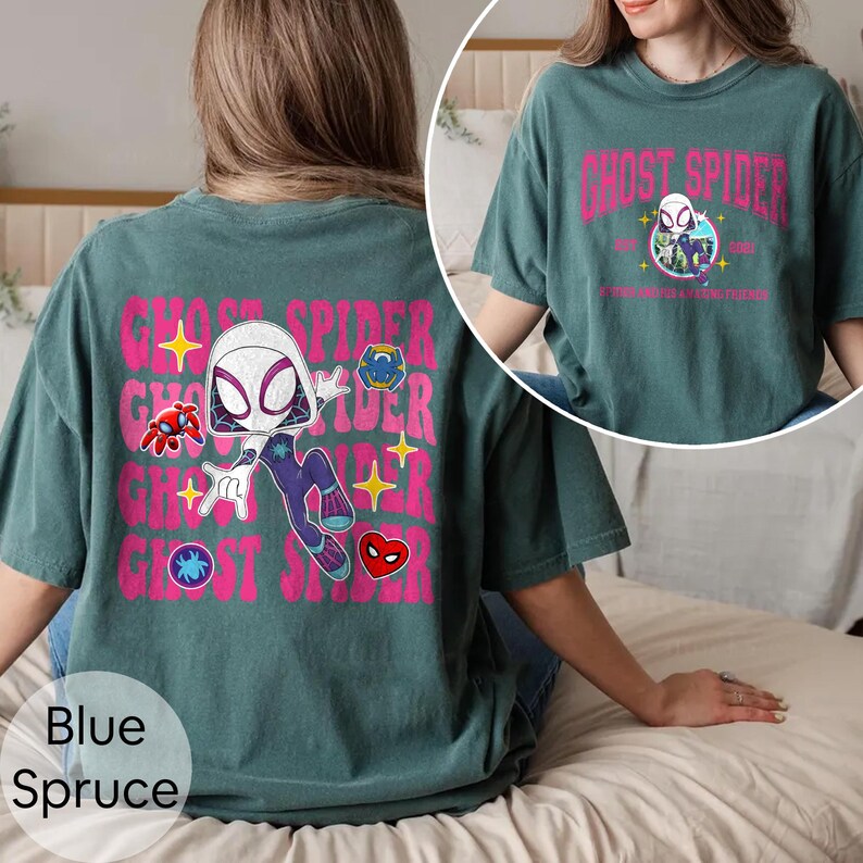 Puede incluir: Camiseta azul abeto con dise&ntilde;o de Ghost Spider. El gr&aacute;fico rosa incluye el texto "Ghost Spider" y una ilustraci&oacute;n de dibujos animados del personaje. La camiseta tiene un corte holgado y de gran tama&ntilde;o, ideal para uso casual.