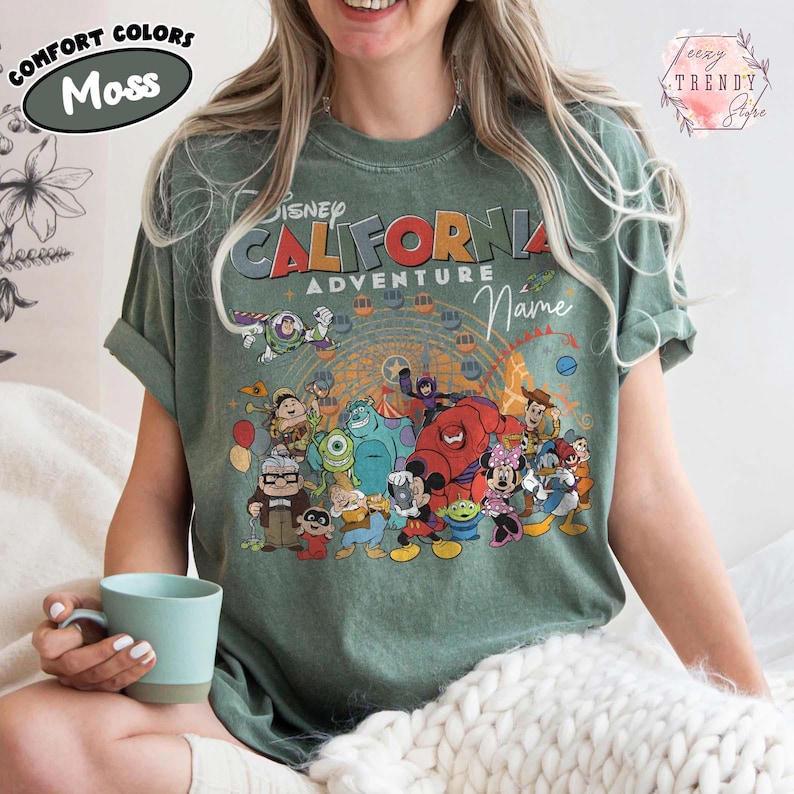 ディズニーランド・カリフォルニア・アドベンチャーのパーソナライズTシャツ、ディズニーランド・バケーションTシャツ、ディズニーランド・ファミリー・トリップ2026シャツ、ヴィンテージ・ミッキーマウスTシャツ Moss/Military Green