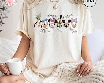 Camiseta Mickey e Amigos Signatures, Camiseta Disney World, Camiseta Comfort Colors, Camiseta Disneyland, Camiseta Mickey e Cia Disney Magical Kingdom