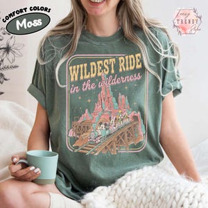 Koszulka Disney Mickey i przyjaciele „Najdziksza przejażdżka na pustkowiu”, koszulka Big Thunder Mountain Railroad, prezenty dla rodzin z Disneylandu na wakacje Moss/Military Green
