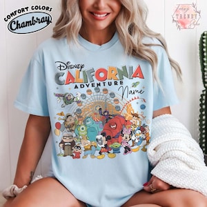 ディズニーランド・カリフォルニア・アドベンチャーのパーソナライズTシャツ、ディズニーランド・バケーションTシャツ、ディズニーランド・ファミリー・トリップ2026シャツ、ヴィンテージ・ミッキーマウスTシャツ Chambray/Light Blue