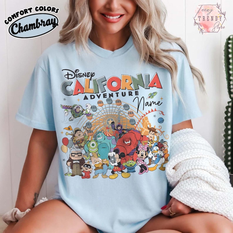 ディズニーランド・カリフォルニア・アドベンチャーのパーソナライズTシャツ、ディズニーランド・バケーションTシャツ、ディズニーランド・ファミリー・トリップ2026シャツ、ヴィンテージ・ミッキーマウスTシャツ Chambray/Light Blue
