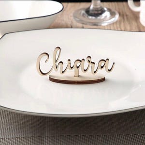 Personalisierte hölzerne Namensschild-Hochzeits-Platzkarten - kundenspezifische Namensschilder für Hochzeit, Party-Dekor & Tischeinstellungen, elegante Hochzeits-Namensschilder.