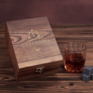 Geburtstagsgeschenk Whisky Gläser Set mit Holzkiste - Whisky Stein Set für Bourbon & Scotch | Einweihungsparty und Vaters Geschenk | Trauzeuge Geschenk
