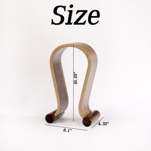 Puede incluir: Soporte para auriculares de madera con un dise&ntilde;o curvo. El soporte mide 25,6 cm de alto, 15,5 cm de ancho y 11 cm de profundidad.
