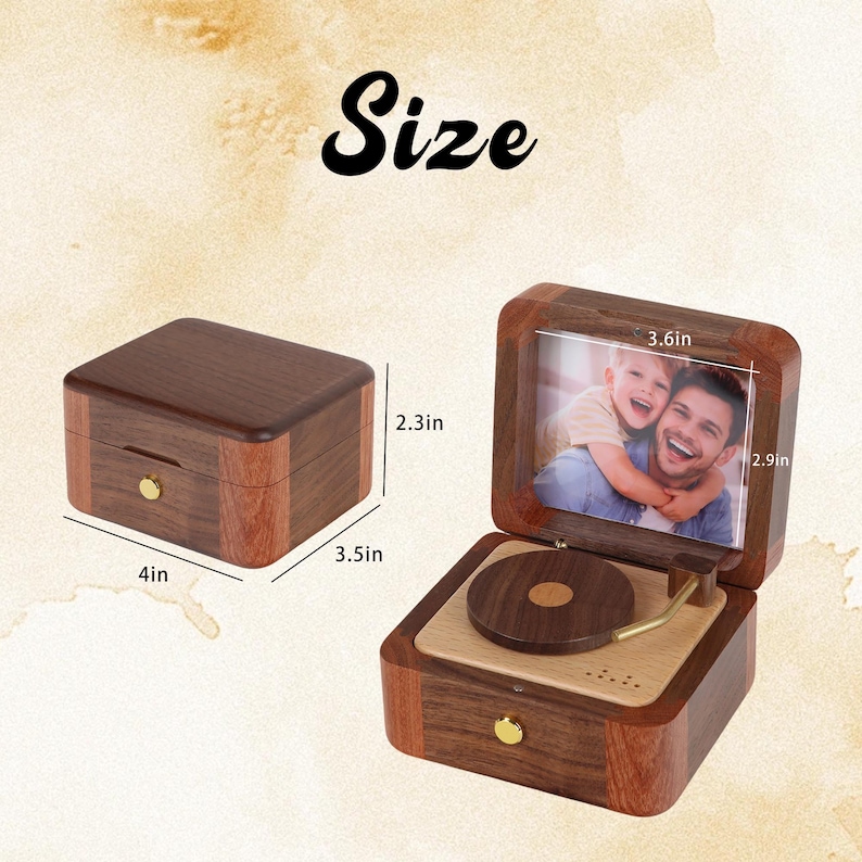 K&ouml;nnte beinhalten: Eine Holz-Musikbox mit einem Fotorahmen, der ge&ouml;ffnet ist, um ein Bild anzuzeigen. Die Box ist 10,16 cm lang, 8,89 cm breit und 5,84 cm hoch. Der Fotorahmen ist 9,14 cm breit und 7,37 cm hoch. Die Box hat ein Plattenspieler-Design.