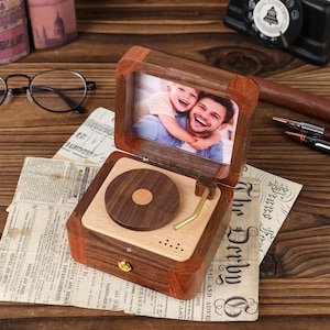 Vatertagsgeschenk Benutzerdefinierte hölzerne Spieluhr, personalisierter Foto-Plattenspieler-Andenken, Vintage Memory Box Einzigartiges Geschenk, Geschenk für Ihn Bild 3