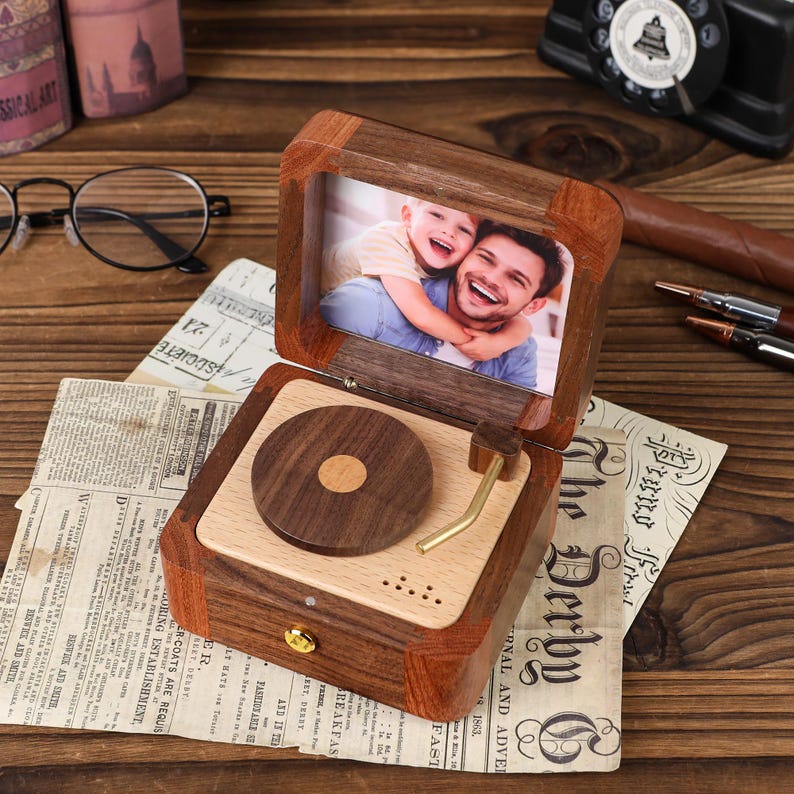 Vatertagsgeschenk Benutzerdefinierte hölzerne Spieluhr, personalisierter Foto-Plattenspieler-Andenken, Vintage Memory Box Einzigartiges Geschenk, Geschenk für Ihn Bild 3