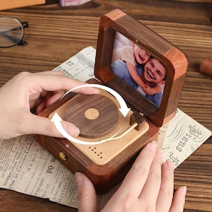 Vatertagsgeschenk Benutzerdefinierte hölzerne Spieluhr, personalisierter Foto-Plattenspieler-Andenken, Vintage Memory Box Einzigartiges Geschenk, Geschenk für Ihn Bild 8