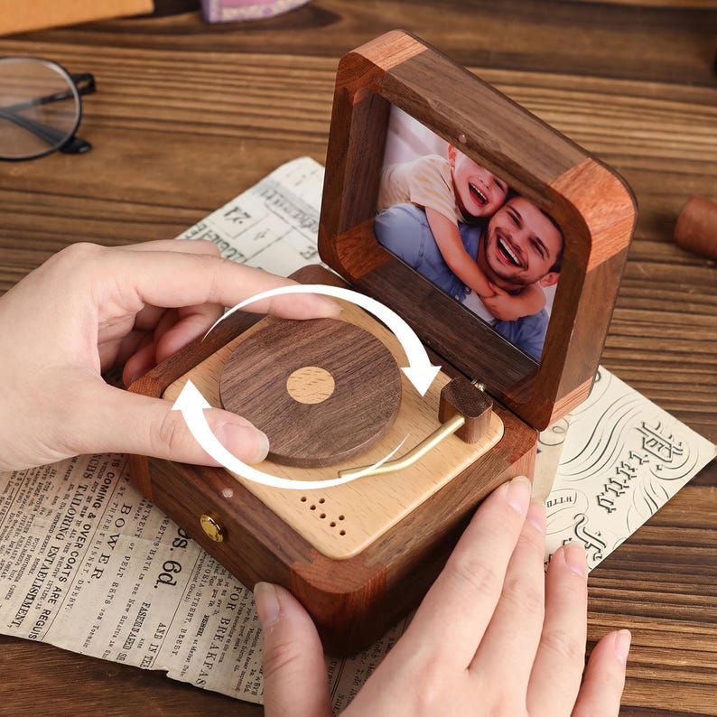 Vatertagsgeschenk Benutzerdefinierte hölzerne Spieluhr, personalisierter Foto-Plattenspieler-Andenken, Vintage Memory Box Einzigartiges Geschenk, Geschenk für Ihn Bild 8
