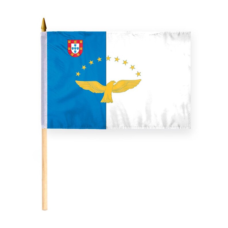 Puede incluir: Una bandera azul y blanca con un &aacute;guila amarilla y estrellas. La bandera tiene el escudo de armas de Portugal en la esquina superior izquierda.