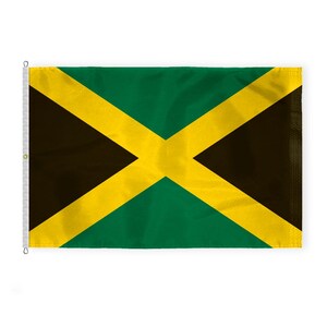 Puede incluir: Una bandera rectangular con el dise&ntilde;o de la bandera jamaicana. La bandera tiene un fondo verde con una cruz diagonal amarilla. Las secciones superior e inferior son verdes, y las secciones izquierda y derecha son negras. Tiene ojales met&aacute;licos.