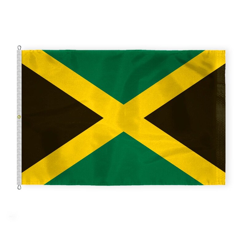Puede incluir: Una bandera rectangular con el dise&ntilde;o de la bandera jamaicana. La bandera tiene un fondo verde con una cruz diagonal amarilla. Las secciones superior e inferior son verdes, y las secciones izquierda y derecha son negras. Tiene ojales met&aacute;licos.