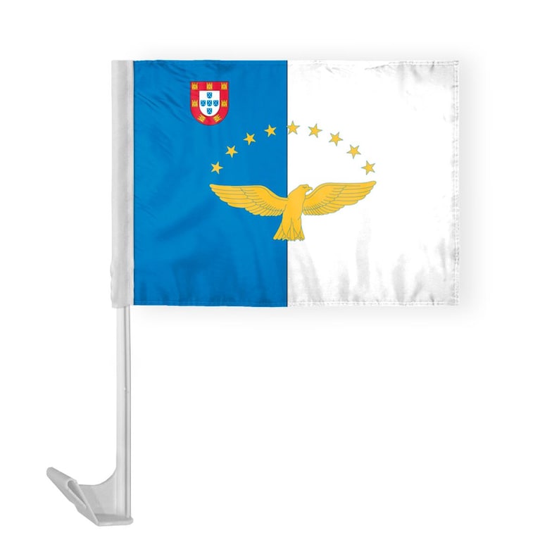 Puede incluir: Una bandera de coche con la bandera de las Azores. La bandera es azul con un &aacute;guila blanca y una estrella blanca en la esquina superior izquierda. La bandera est&aacute; unida a un poste plateado.