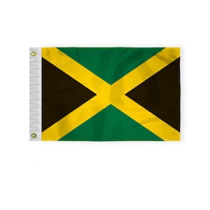 Puede incluir: Una bandera jamaicana rectangular con fondo verde, una cruz diagonal amarilla y tri&aacute;ngulos negros. La bandera tiene un borde blanco reforzado con dos ojales para colgar.