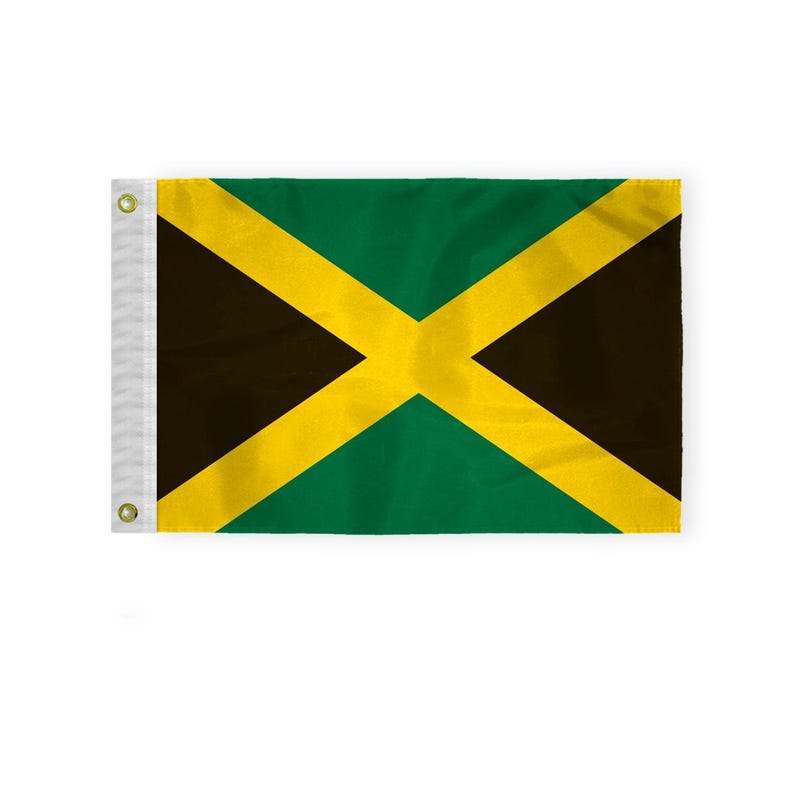 Puede incluir: Una bandera jamaicana rectangular con fondo verde, una cruz diagonal amarilla y tri&aacute;ngulos negros. La bandera tiene un borde blanco reforzado con dos ojales para colgar.