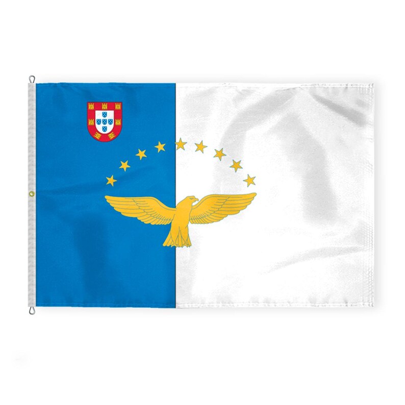 Puede incluir: La bandera de las Azores, una regi&oacute;n aut&oacute;noma portuguesa, presenta un campo azul con el escudo de armas portugu&eacute;s en la esquina superior izquierda. Un campo blanco con un p&aacute;jaro amarillo en vuelo y un c&iacute;rculo de estrellas amarillas se encuentra en el lado derecho de la bandera.