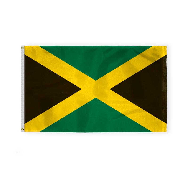 Puede incluir: Una bandera rectangular de Jamaica, con una cruz amarilla diagonal que divide la bandera en cuatro secciones. Las secciones superior e inferior son verdes, y las secciones izquierda y derecha son negras. La bandera tiene un borde blanco.