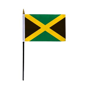 Puede incluir: Una peque&ntilde;a bandera jamaicana en un m&aacute;stil negro. La bandera presenta una cruz diagonal amarilla que divide la bandera en cuatro secciones: dos tri&aacute;ngulos verdes y dos tri&aacute;ngulos negros. La bandera es rectangular y tiene un borde blanco.