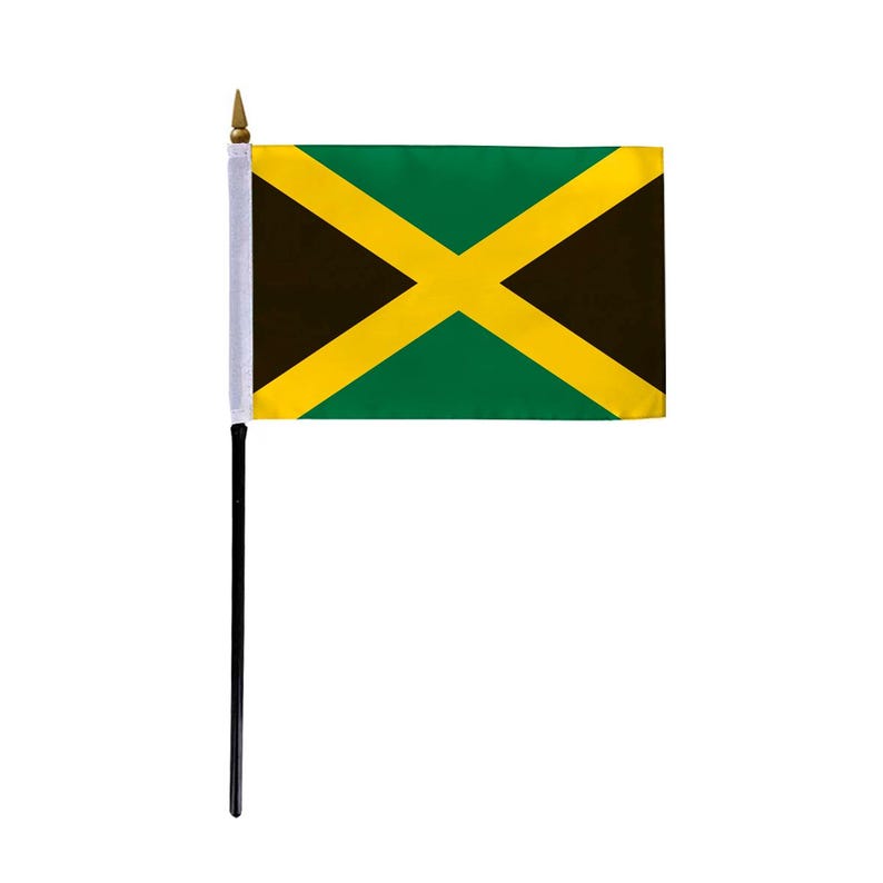 Puede incluir: Una peque&ntilde;a bandera jamaicana en un m&aacute;stil negro. La bandera presenta una cruz diagonal amarilla que divide la bandera en cuatro secciones: dos tri&aacute;ngulos verdes y dos tri&aacute;ngulos negros. La bandera es rectangular y tiene un borde blanco.