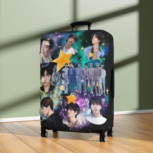 BTS にインスパイアされた荷物カバーとプロテクター。スタイリッシュに旅行、BTS ARMY へのユニークなギフト、コンサート旅行の必需品 - 小型と大型