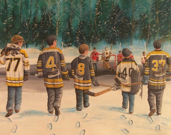 Puede incluir: Pintura de un grupo de jugadores de hockey caminando sobre una pista de hielo nevada. Llevan camisetas negras, amarillas y blancas con números. Se ven palos de hockey y patines. El fondo muestra un bosque nevado y otros jugadores.