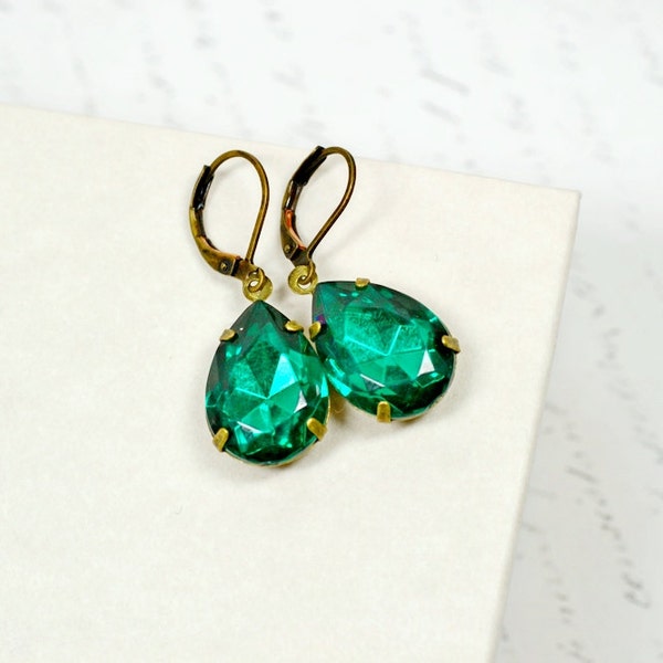Emerald Green Rhinestone Earrings, Estate Style Vintage Emerald Rhinestone Dangles, Retro Hollywood Jewelry, Vintage Glass Drops