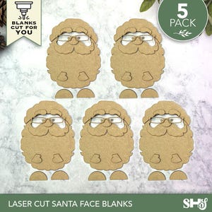 Puede incluir: Un conjunto de cinco recortes de madera de color marr&oacute;n claro sin terminar con forma de cara de Pap&aacute; Noel. Cada pieza presenta un dise&ntilde;o cortado con l&aacute;ser de una cara barbuda con gafas, bigote y formas semicirculares para los pies.