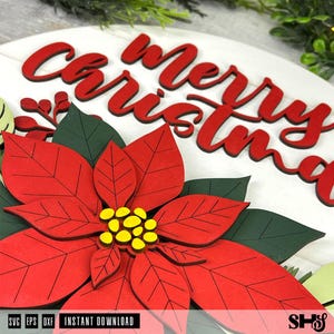 K&ouml;nnte beinhalten: Ein rundes wei&szlig;es Schild mit dem roten Schriftzug Merry Christmas in Schreibschrift. Eine gro&szlig;e, mehrschichtige Weihnachtssternbl&uuml;te mit roten Bl&uuml;tenbl&auml;ttern, dunkelgr&uuml;nen Bl&auml;ttern und gelber Mitte ist unten angebracht. Der Text SVG EPS DXF INSTANT DOWNLOAD ist zu sehen.