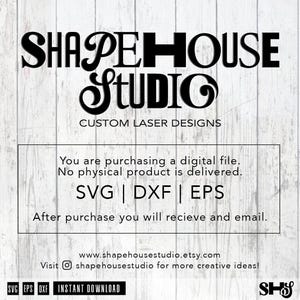 K&ouml;nnte beinhalten: Ein digitaler Designshop namens "Shapehouse Studio", der kundenspezifische Laserdesigns anbietet. Der Text "Sie kaufen eine digitale Datei. Es wird kein physisches Produkt geliefert. SVG | DXF | EPS" wird angezeigt. Der Text "Nach dem Kauf erhalten Sie eine E-Mail." wird angezeigt. Der Text "www.shapehousestudio.etsy.com" wird angezeigt. Der Text "Besuchen Sie shapehousestudio f&uuml;r weitere kreative Ideen!" wird angezeigt. Der Text "SVG EPS DXF SOFORTIGER DOWNLOAD" wird angezeigt. Der Text "SHS" wird angezeigt.