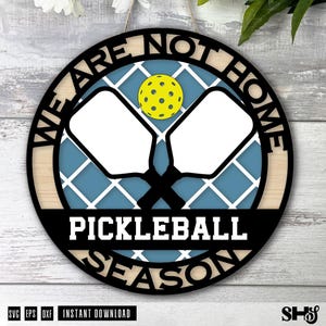 Cartello per la stagione del pickleball con taglio laser / Non siamo a casa, porta rotonda / Cartello per il pickleball con taglio laser / Cartello per il pickleball / Cartello di benvenuto SVG dxf eps