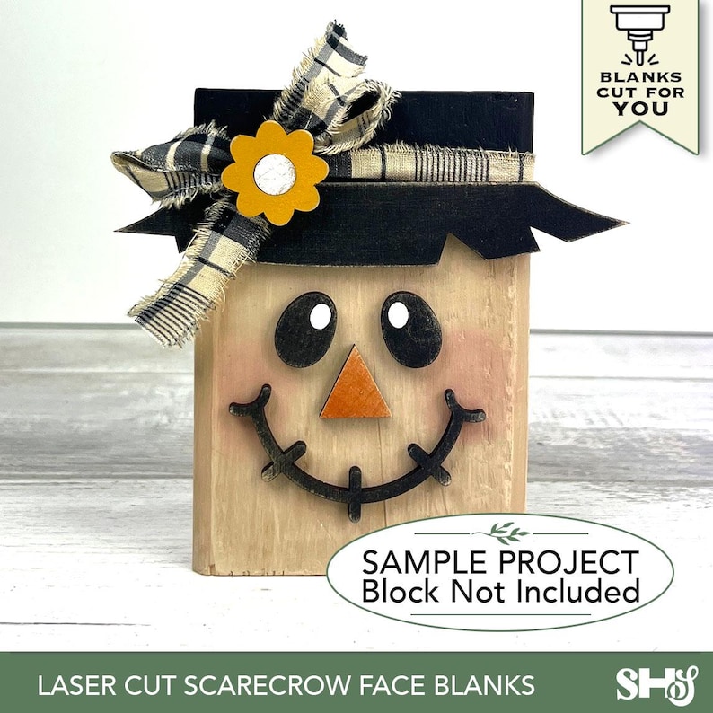 Puede incluir: Un trozo de madera en blanco con forma de cara de espantap&aacute;jaros con sombrero negro, lazo a cuadros y flor amarilla. La cara tiene ojos negros, nariz de madera naranja y boca sonriente. El texto "LASER CUT SCARECROW FACE BLANKS" est&aacute; en la parte inferior.
