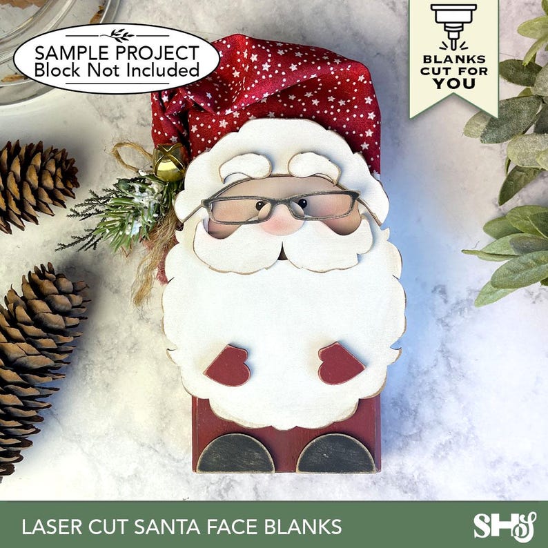 Puede incluir: Una pieza de madera cortada con l&aacute;ser con forma de cara de Pap&aacute; Noel, con barba, bigote y cejas blancas, y gafas. Tiene manoplas rojas y botas negras, coronado con un gorro de tela rojo con estrellas blancas. El texto dice: SAMPLE PROJECT.