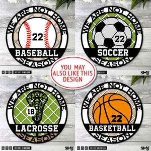 Może przedstawiać: Cztery okrągłe projekty cyfrowe z motywami sportowymi, w tym baseball, piłka nożna, lacrosse i koszyk&oacute;wka. Każda grafika zawiera tekst WE ARE NOT HOME SEASON z nazwą konkretnego sportu oraz numerem zawodnika 22 lub 18 umieszczonym centralnie.