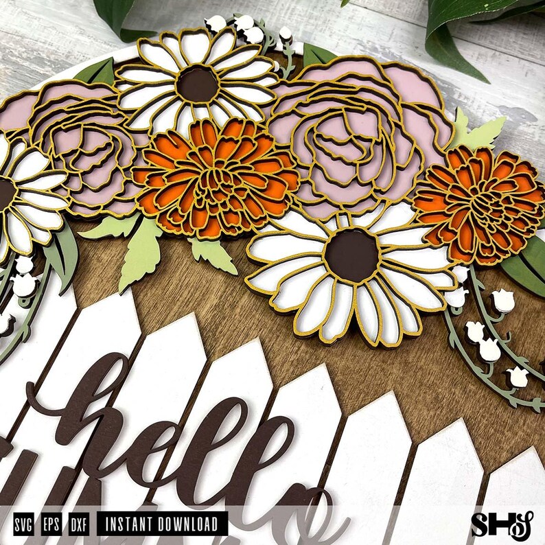 K&ouml;nnte beinhalten: Ein Holzschild mit einem wei&szlig;en Lattenzaun-Design und dem Wort "hello" in braunen Buchstaben. Das Schild ist mit einem Blumenarrangement aus wei&szlig;en, rosa und orangefarbenen Blumen verziert.