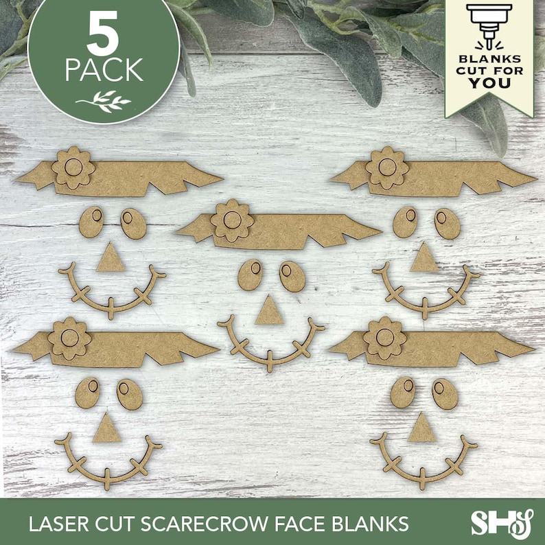 Puede incluir: Un conjunto de cinco plantillas de caras de espantap&aacute;jaros cortadas con l&aacute;ser. Cada cara incluye un sombrero con flores, ojos ovalados, una nariz triangular y una boca sonriente. El texto "5 PACK" est&aacute; en un c&iacute;rculo verde. Las palabras "LASER CUT SCARECROW FACE BLANKS" est&aacute;n en la parte inferior.
