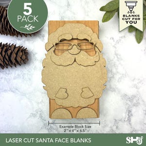 Puede incluir: Un conjunto de cinco piezas de madera cortadas con l&aacute;ser que representan una cara de Santa Claus con barba, bigote y gafas. La cara est&aacute; montada sobre un bloque de madera rectangular con una medida visible de 2 pulgadas por 4 pulgadas por 6,5 pulgadas. El texto 5 PACK y BLANKS CUT FOR YOU es visible.