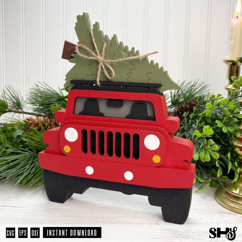 Puede incluir: Un cami&oacute;n de juguete de madera rojo con portaequipajes y neum&aacute;ticos negros. Un &aacute;rbol de Navidad de madera verde est&aacute; atado al techo con cuerda marr&oacute;n. El cami&oacute;n tiene una parrilla frontal, faros blancos y luces de giro amarillas. El texto inferior dice SVG EPS DXF INSTANT DOWNLOAD.