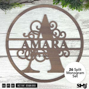 Op de afbeelding: Een rond houten wandbord met een grote uitgesneden letter A met sierlijke kruldetails. De naam AMARA is horizontaal in het midden over de letter binnen de cirkel geplaatst. Een wit label toont de tekst 26 Split Monogram Set.