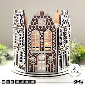 以下が含まれることがあります： 精巧な白い装飾が施された、レーザーカットされた木製の家型のキャンドルホルダー。茶色の構造には窓、ドア、装飾的な模様があります。「2 SIZES」という文字が白い円の中にあります。「SVG EPS DXF INSTANT DOWNLOAD」という文字が下にあります。