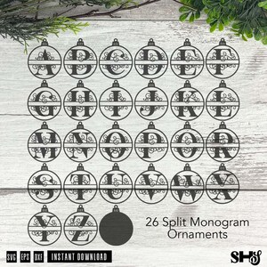 Op de afbeelding: Een collectie van 26 zwarte kerstornamenten met een gespleten monogram, met elke letter van het alfabet in een cirkelvormig frame met decoratieve krullen. De tekst 26 Split Monogram Ornaments staat in de rechterbenedenhoek.