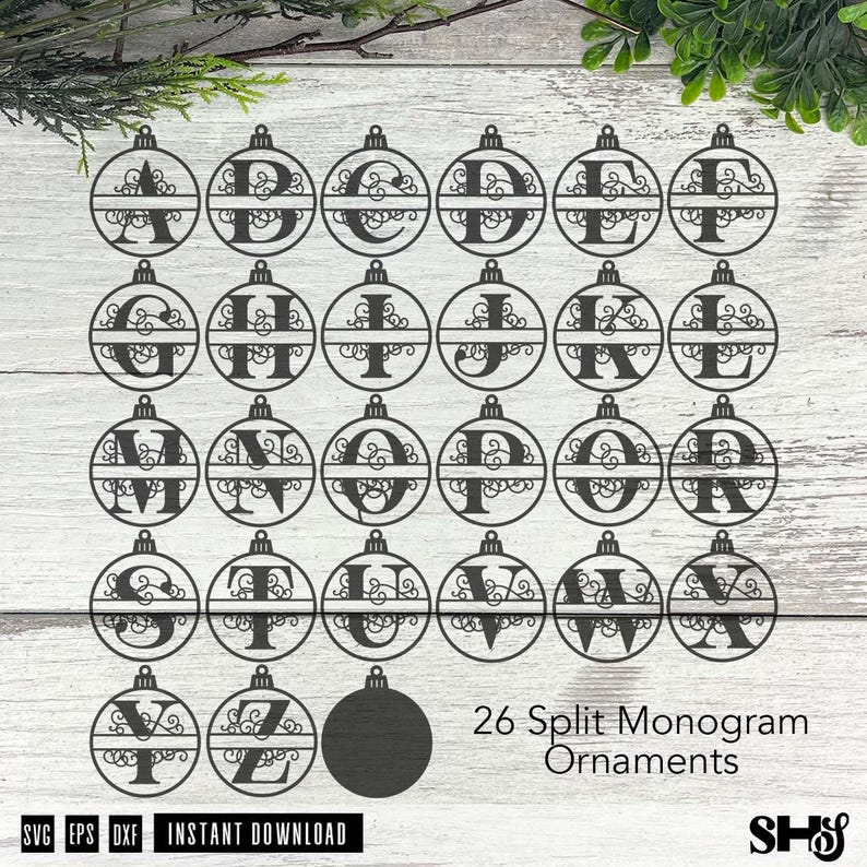 Op de afbeelding: Een collectie van 26 zwarte kerstornamenten met een gespleten monogram, met elke letter van het alfabet in een cirkelvormig frame met decoratieve krullen. De tekst 26 Split Monogram Ornaments staat in de rechterbenedenhoek.