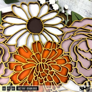K&ouml;nnte beinhalten: Ein digitales Schnittmuster mit einem Blumenstrau&szlig; mit einer wei&szlig;en G&auml;nsebl&uuml;mchen, einer gro&szlig;en orangefarbenen Blume und einer violetten Rose. Die Blumen sind &uuml;bereinander gelegt und haben einen goldenen Umriss. Der Text "INSTANT DOWNLOAD" befindet sich am unteren Rand des Bildes.