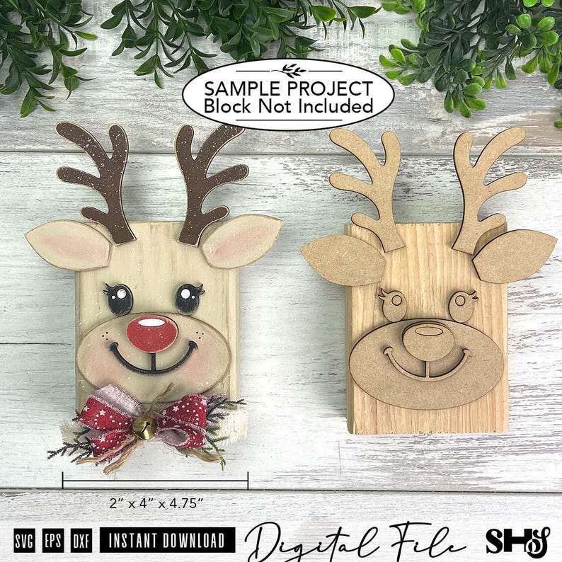 Pu&ograve; includere: Due decorazioni in legno a forma di renna, una dipinta con naso rosso e fiocco a motivi, l'altra in legno naturale. Ognuna presenta corna, orecchie e un volto su una base rettangolare. Testo: SAMPLE PROJECT Block Not Included, 5,08 cm x 10,16 cm x 12,07 cm.