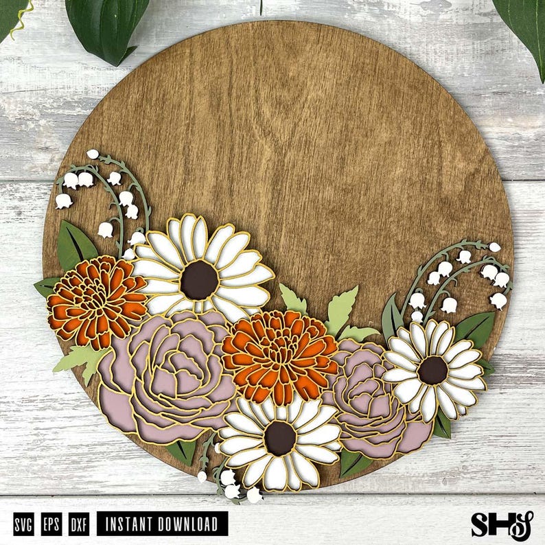 K&ouml;nnte beinhalten: Ein rundes Holzschild mit einem floralen Design. Die Blumen sind wei&szlig;, orange und rosa. Das Schild ist perfekt f&uuml;r eine Bauernhaus- oder rustikale Dekoration.