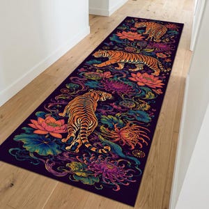 Puede incluir: Una alfombra de pasillo rectangular larga con un fondo morado oscuro y un patrón repetitivo de tigres naranjas, flores de loto de color rosa vibrante y complejas flores de crisantemo multicolores con follaje verde en todo el diseño.