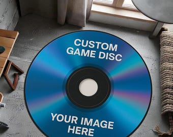 Op de afbeelding: Een ronde, blauwe vloermat die is ontworpen om op een game disc te lijken. De mat heeft de tekst "CUSTOM GAME DISC" bovenaan en "YOUR IMAGE HERE" onderaan in het wit. Het midden heeft een zwarte cirkel met een witte stip.